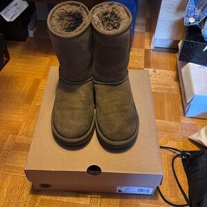Women’s Uggs size 7 brown classic short II
